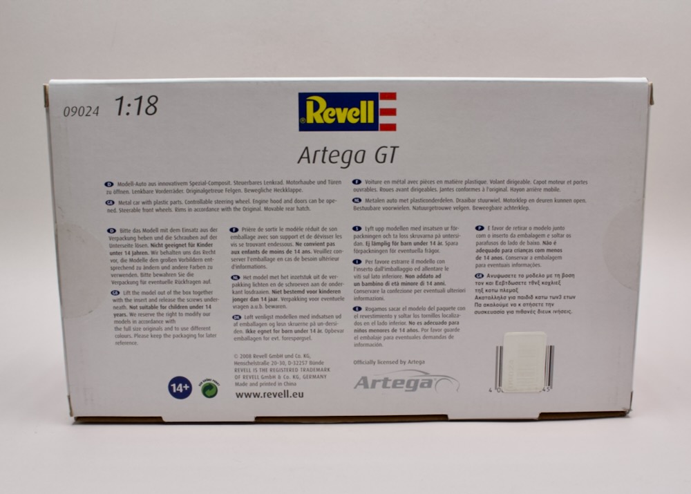 Zadní strana balení modelu Artega GT 1:18 Revell Composite s licenčním označením Artega