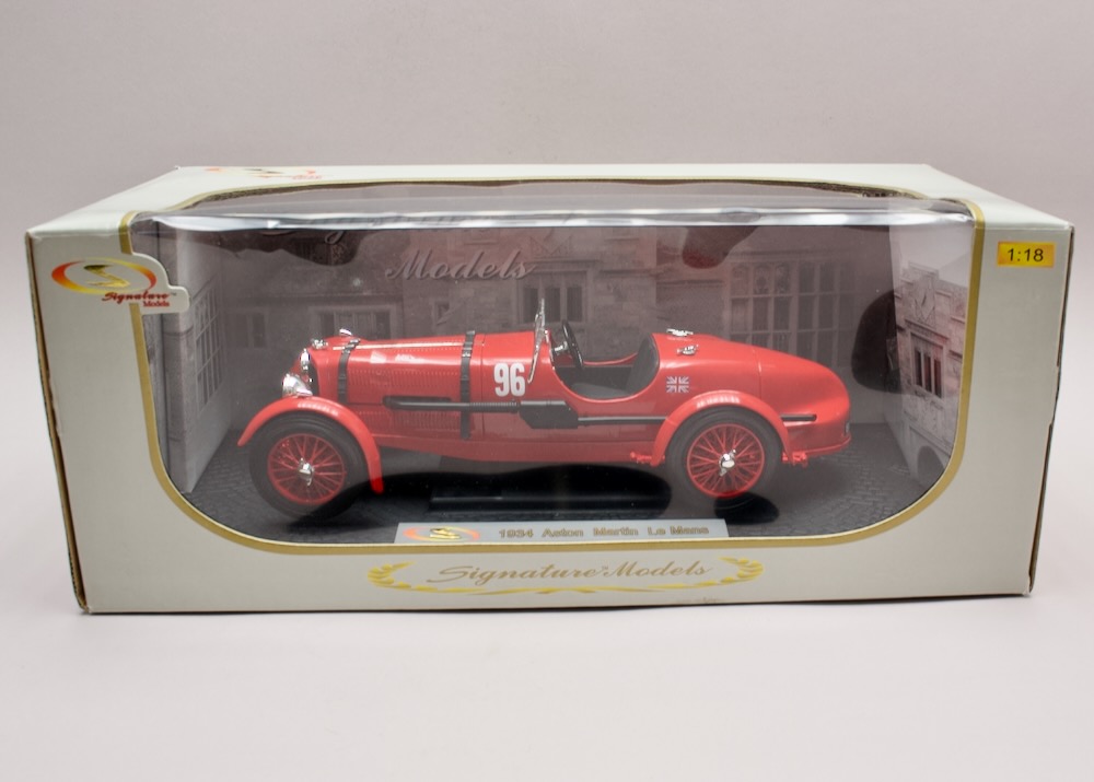 Aston Martin Le Mans 1934 #96 červená 1:18 Signature Models – závodní veterán v originálním balení