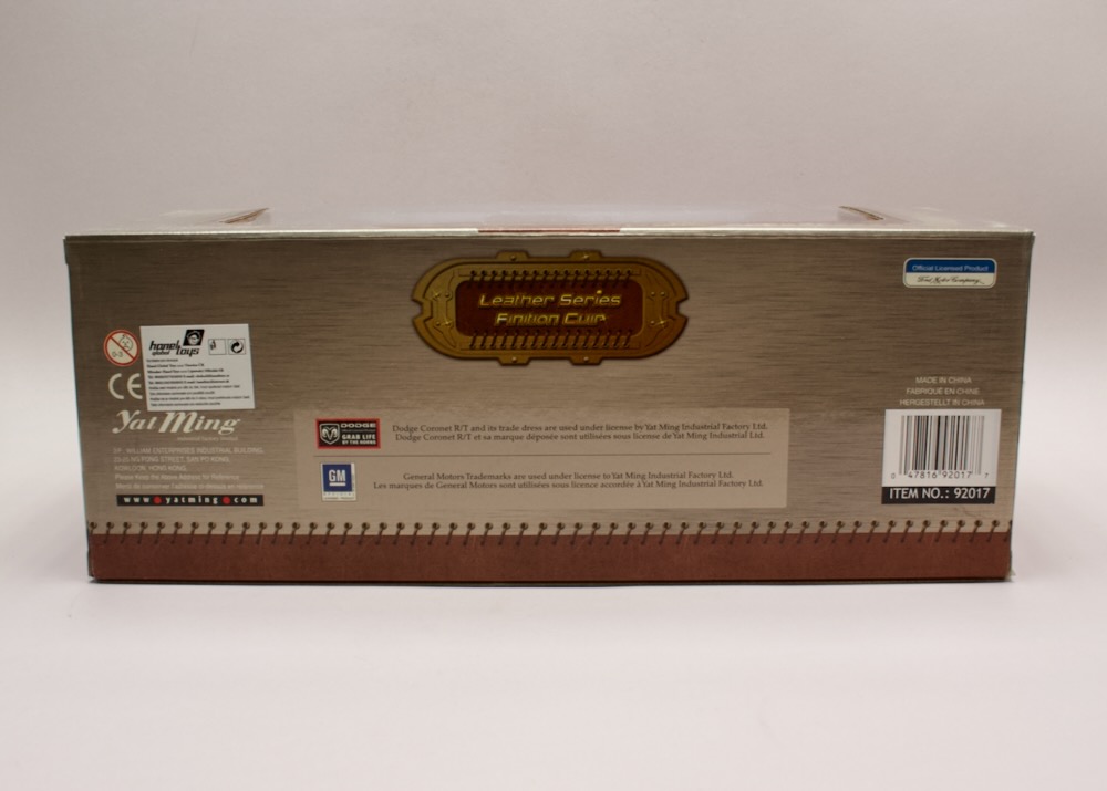 Zadní strana balení modelu Chevrolet Corvette 1957 1:18 Yat Ming Leather Series s licenčními informacemi
