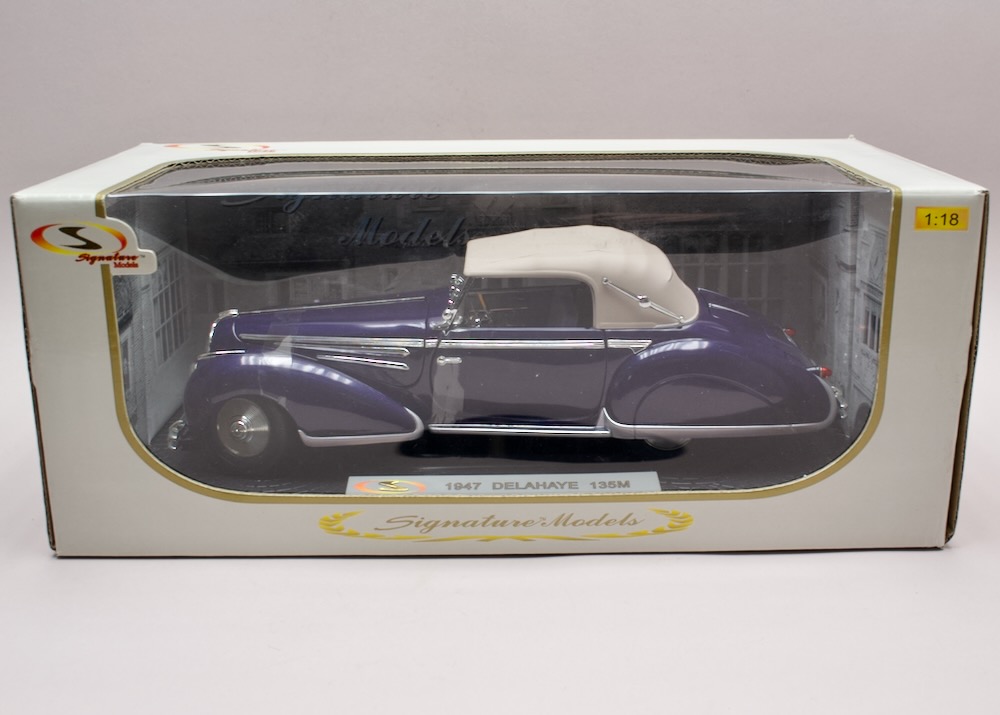 Delahaye 135M 1947 tmavě modrá 1:18 Signature Models v originálním balení