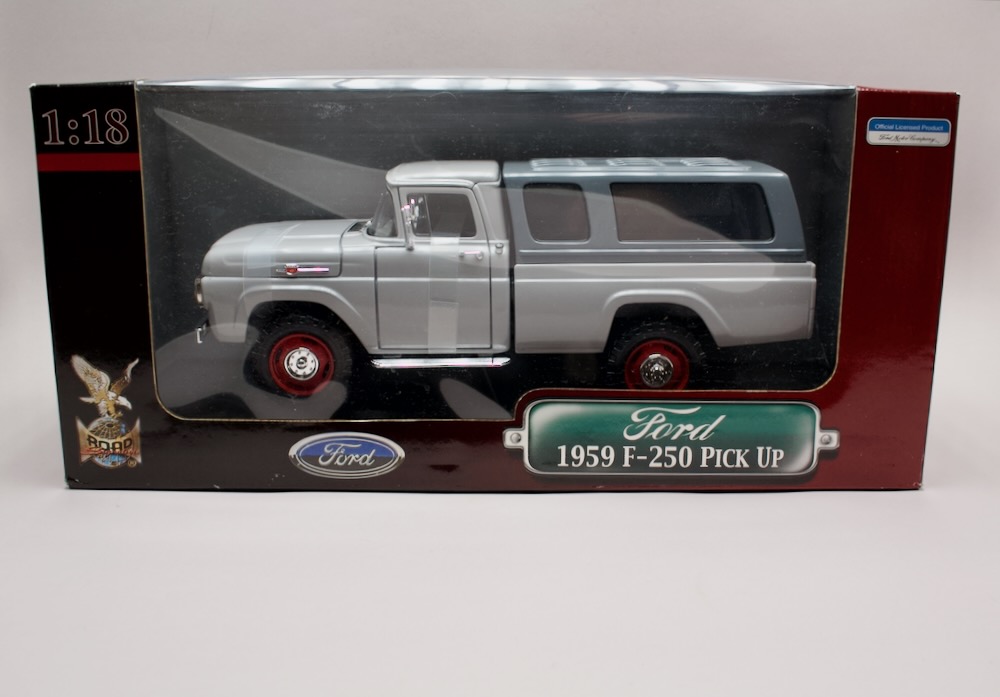 Ford F-250 Pick Up 1959 s nástavbou 1:18 Yat Ming Deluxe Edition – klasický americký pickup v originálním balení
