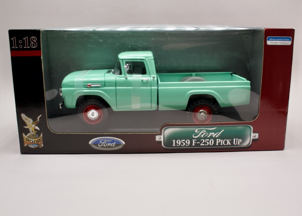 Ford F-250 Pick Up 1959 1:18 Yat Ming 92318 Deluxe Edition – klasický  pickup v originálním balení
