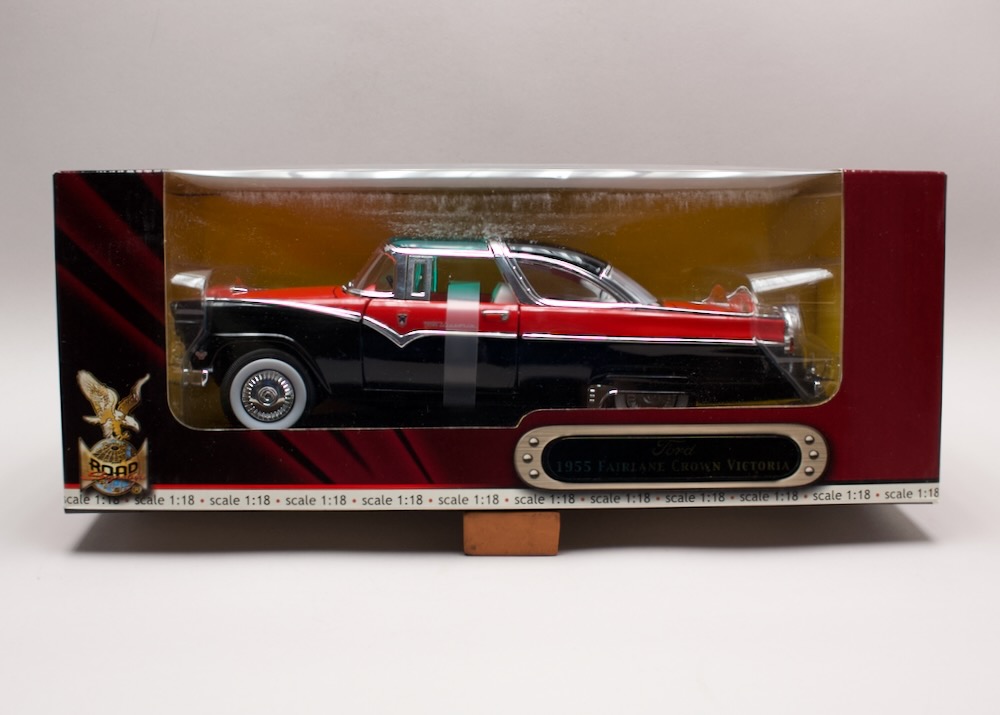 Ford Fairlane Crown Victoria 1955 1:18 Yat Ming Deluxe Edition – klasický americký vůz v originálním balení