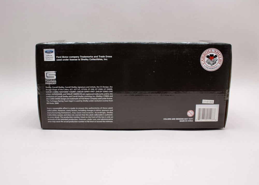 Zadní strana balení modelu Ford GT40 Mk II 1966 Shelby Collectibles s licenčními údaji