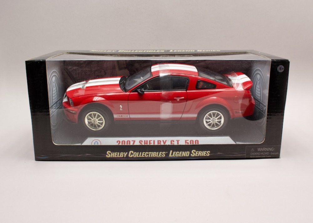Ford Mustang Shelby GT500 2007 1:18 Shelby Collectibles Legend Series – licencovaný model v originálním balení