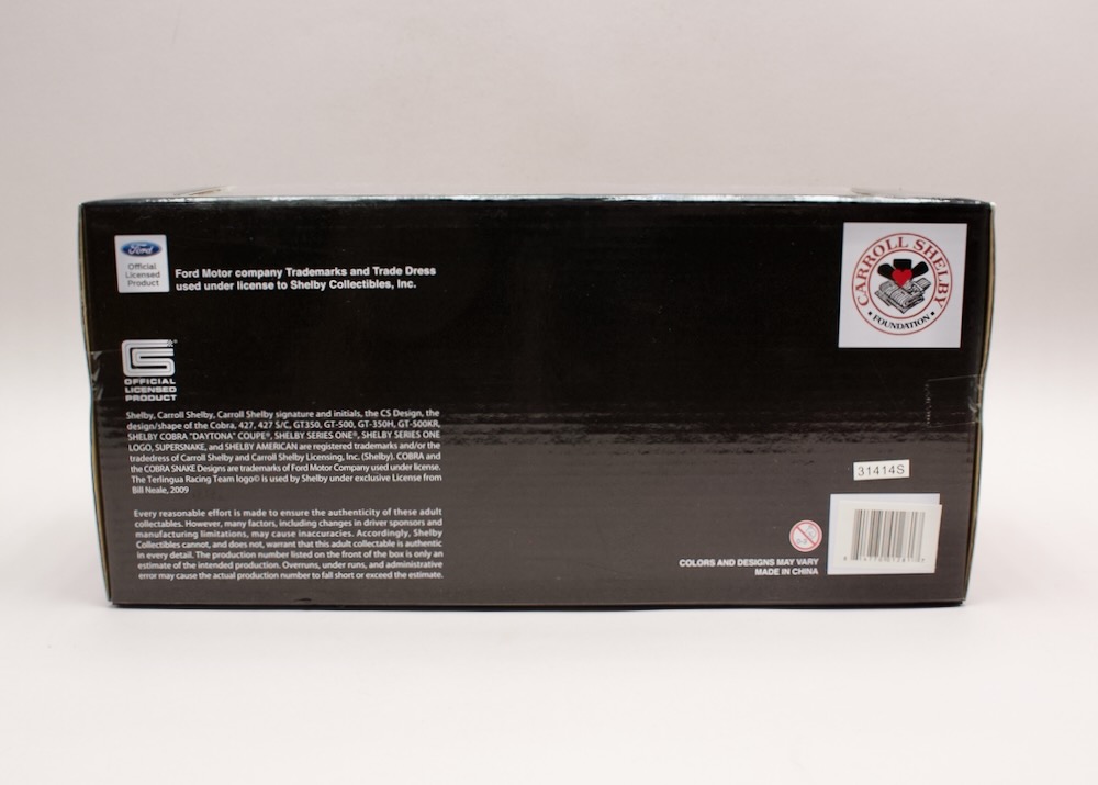 Zadní strana balení modelu Shelby GT500 2007 1:18 Shelby Collectibles s licenčním označením Ford a Shelby