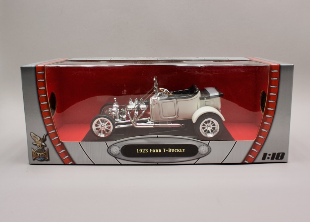 Ford T-Bucket 1923 bílá 1:18 Yat Ming – klasický americký hot rod v originálním balení
