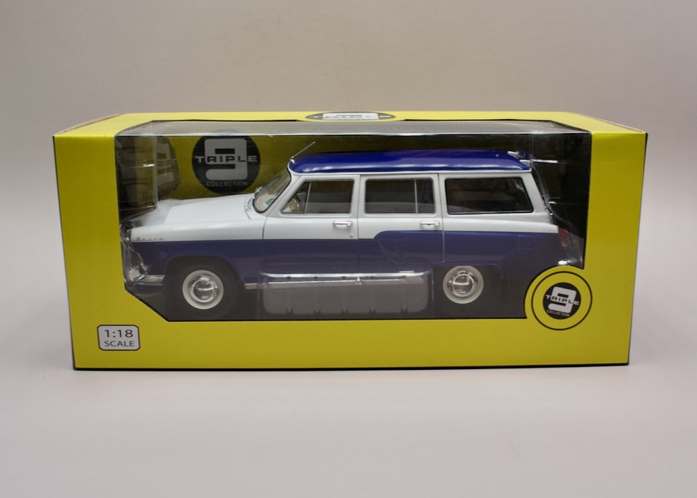 GAZ 22V Volga 1967 1:18 Triple9 Collection – modro-bílá Volga kombi v originálním balení