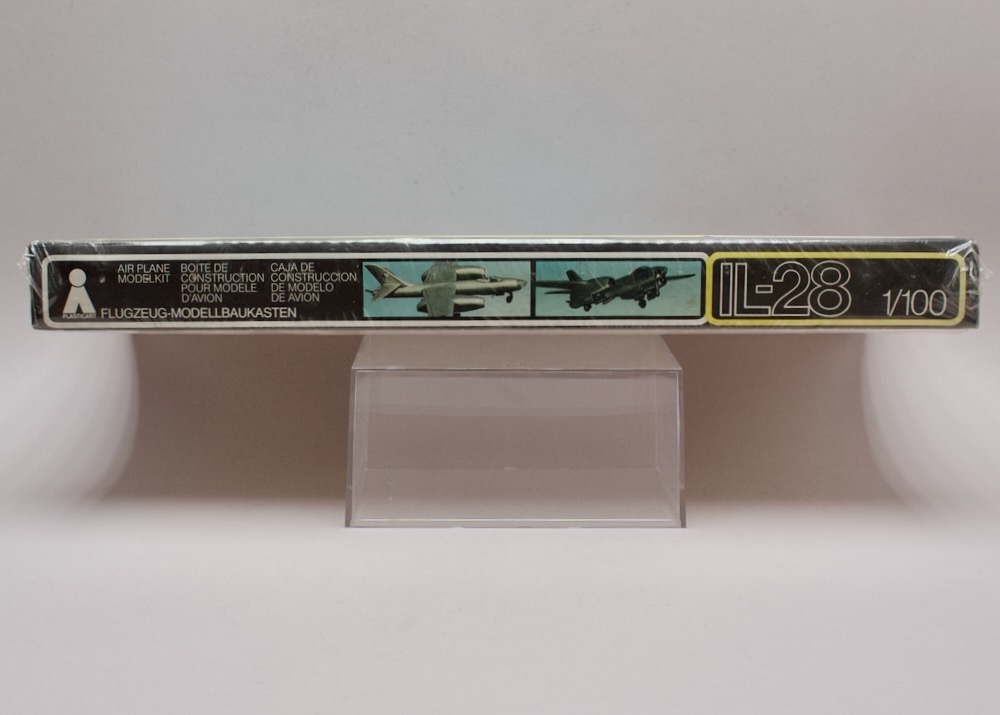 Boční strana balení Plasticart IL-28 1:100 s vícejazyčným označením stavebnice