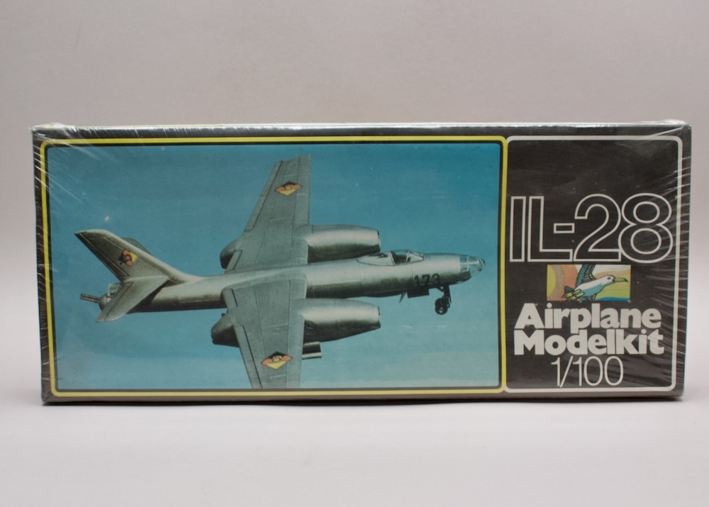 Plasticart IL-28 1:100 – retro model letadla z 80. let v zataveném balení