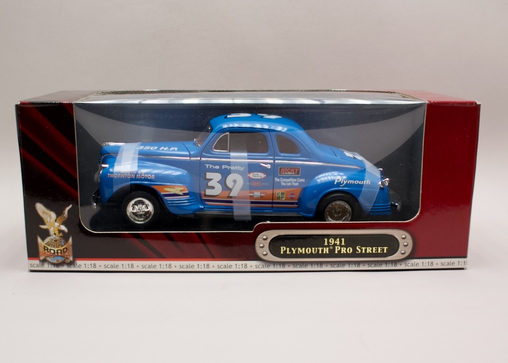Plymouth Pro Street 1941 #39 1:18 Yat Ming Deluxe Edition – závodní americký hot rod v originálním balení