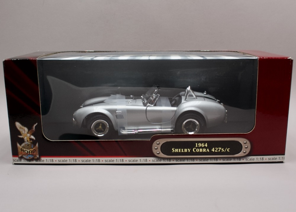 Shelby Cobra 427 S/C 1964 1:18 Yat Ming Deluxe Edition – ikonický americký roadster v originálním balení