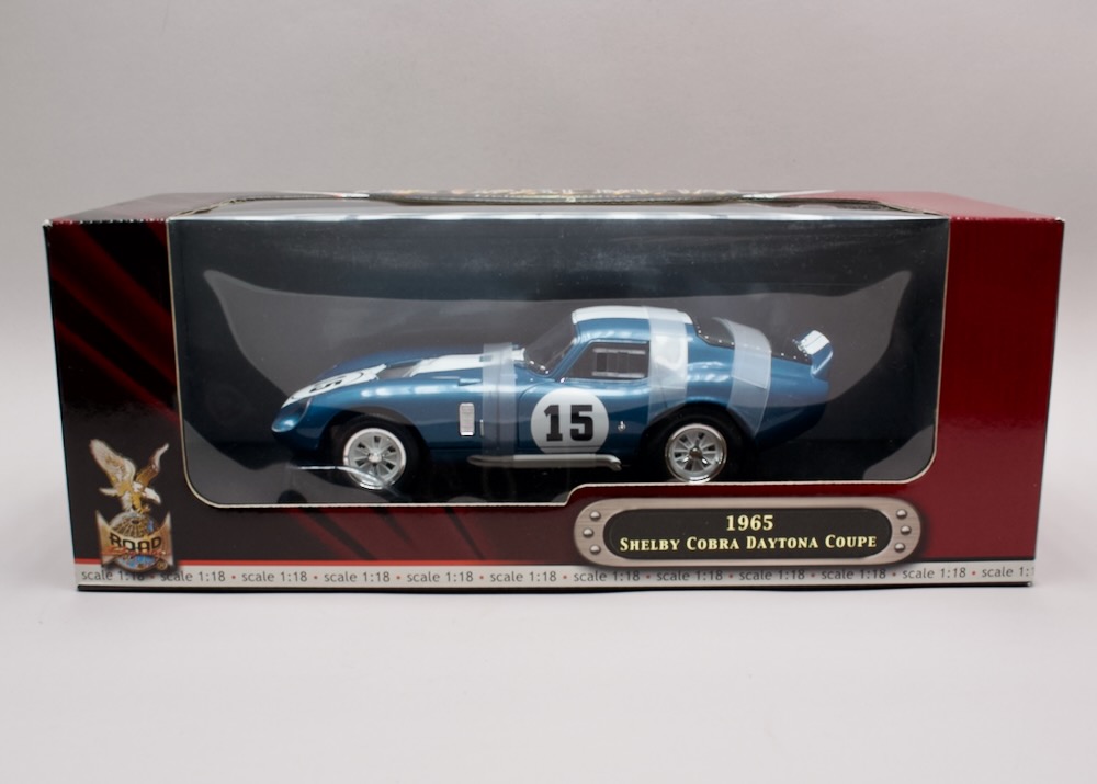 Shelby Cobra Daytona Coupe 1965 #15 1:18 Yat Ming Deluxe Edition – legendární závodní speciál v originálním balení