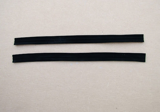 Škoda 110R Coupe – vnitřní těsnění spouštěcího skla ve dveřích 510 mm 1 kus