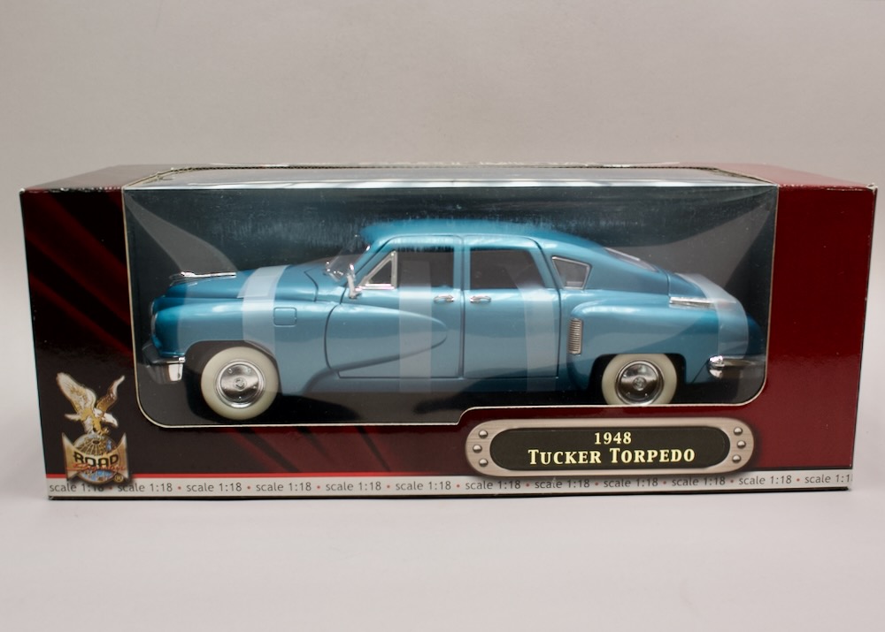 Tucker Torpedo 1948 1:18 Yat Ming Deluxe Edition – ikonický americký sedan v originálním balení