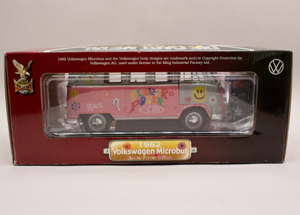 Boční pohled na Volkswagen Microbus 1962 Flower Power 1:18 Yat Ming s barevnou hippie grafikou