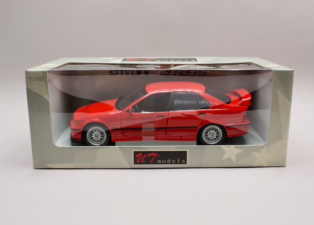 BMW 318is E36 Sedan 1:18 UT Models 24302 červená – licencovaný diecast model v originálním balení