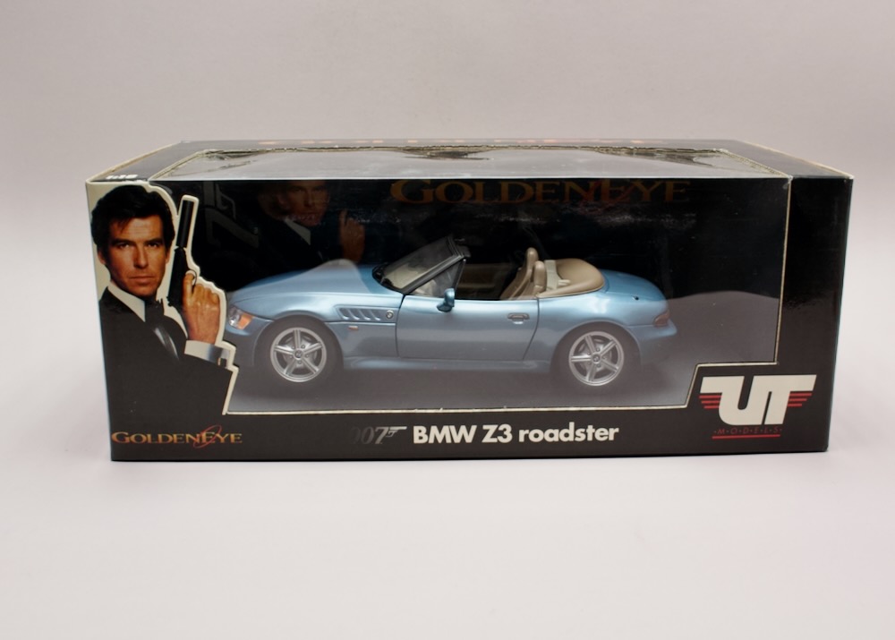 BMW Z3 Roadster James Bond GoldenEye 1:18 UT Models 24336 diecast – licencovaný filmový model v originálním balení