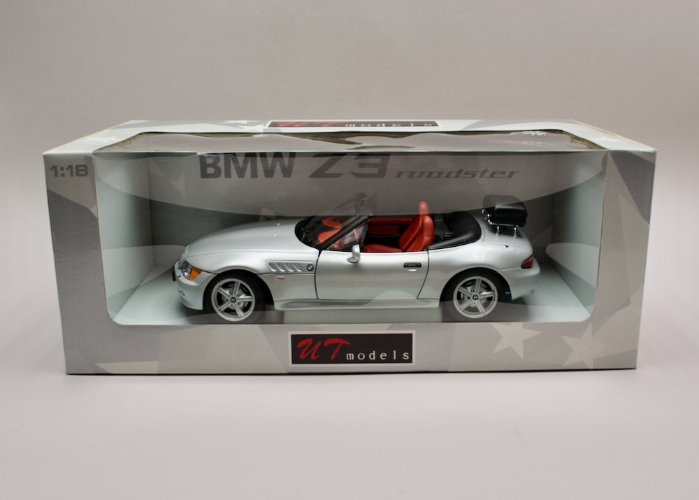 BMW Z3 Roadster 1:18 UT Models 20407 diecast – licencovaný model BMW s kufrem na zadním nosiči v originálním balení