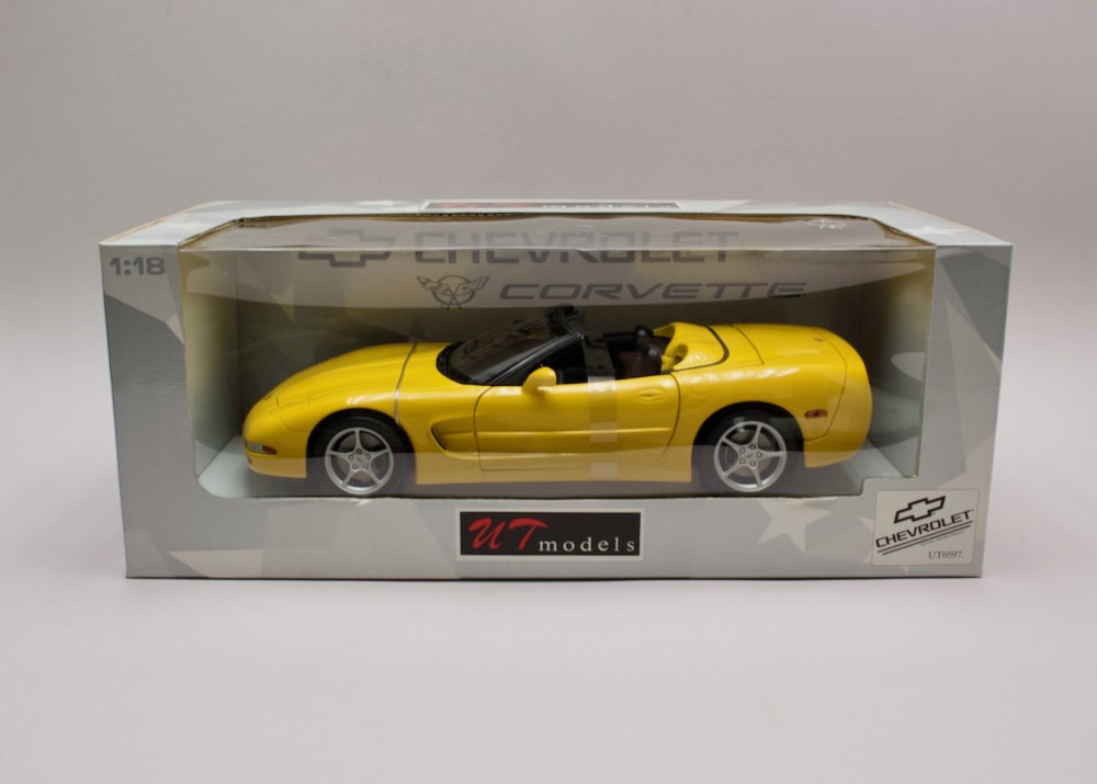 Chevrolet Corvette Convertible 2000 žlutá 1:18 UT Models 21045 – licencovaný diecast model v originálním balení