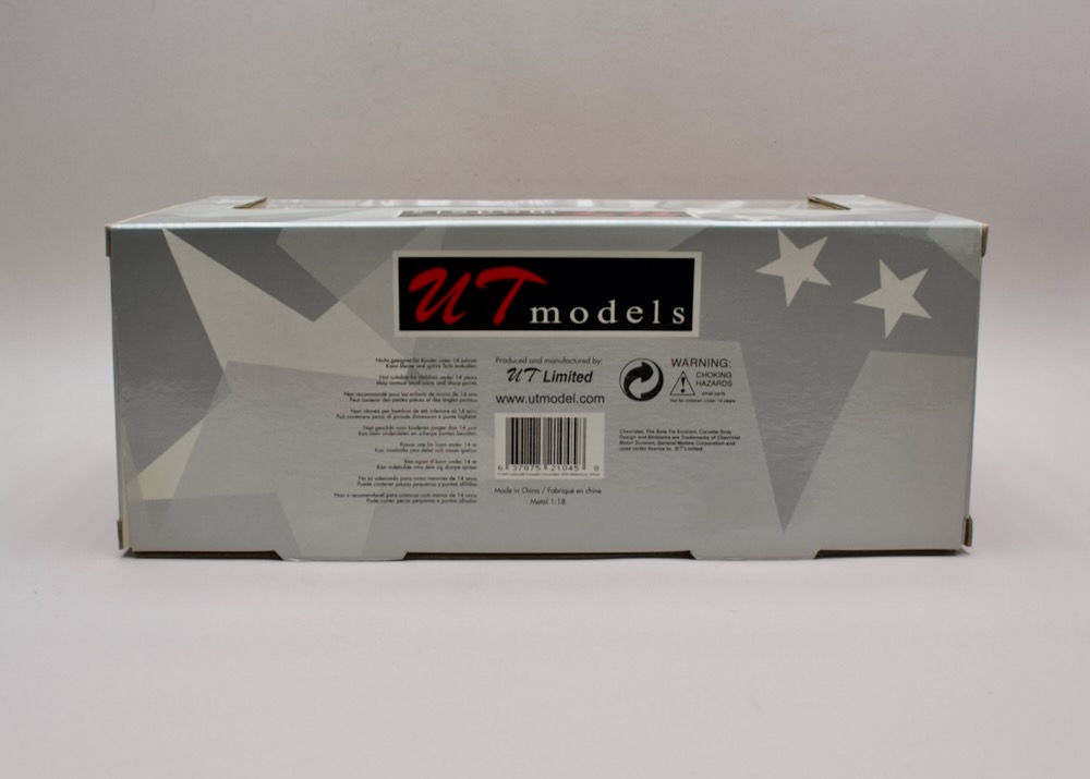 Zadní strana balení modelu Chevrolet Corvette C5 Convertible 1:18 UT Models s licenčním označením