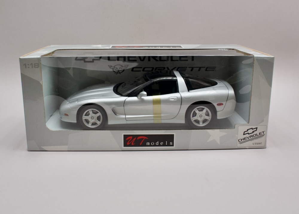 Chevrolet Corvette Coupé 1998 stříbrná 1:18 UT Models 21003 – licencovaný diecast model v originálním balení