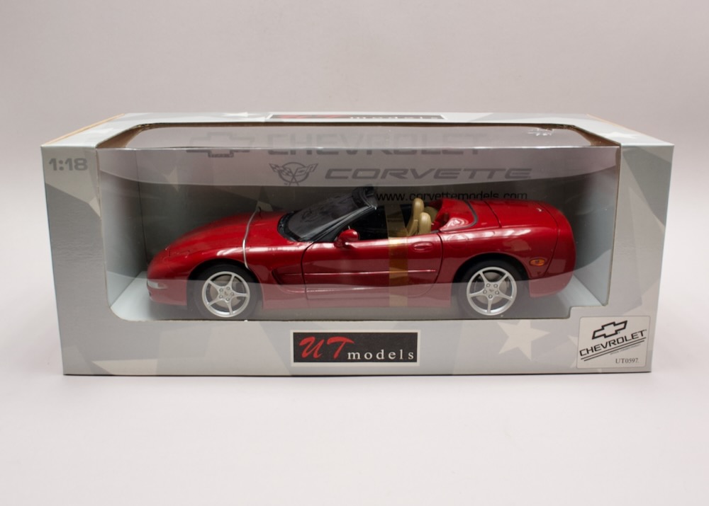 Chevrolet Corvette Magnetic Convertible 2000 červená 1:18 UT Models 21047 – licencovaný diecast model v originálním balení