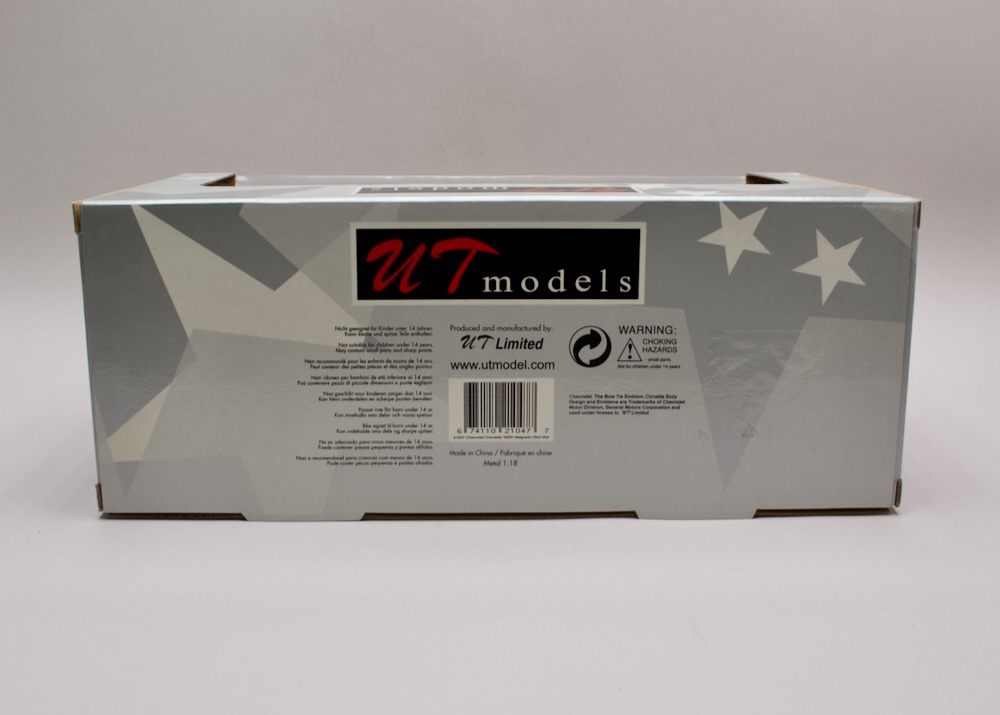 Zadní strana balení modelu Chevrolet Corvette C5 Convertible 1:18 UT Models s licenčním označením