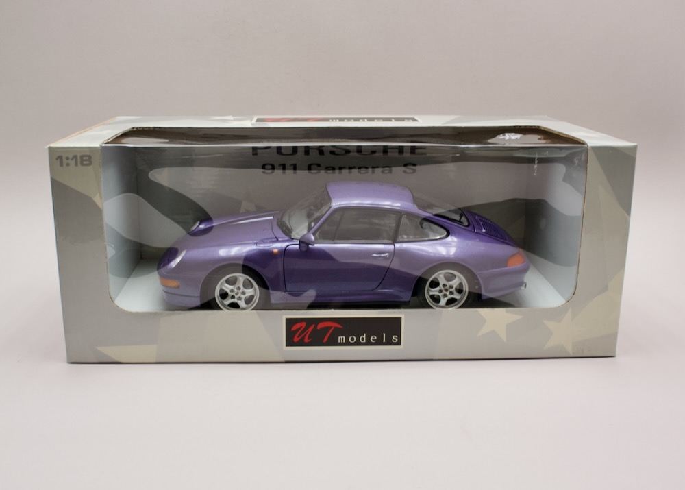 Porsche 911 (993) Carrera S fialová metalíza 1:18 UT Models 27828 – licencovaný diecast model v originálním balení