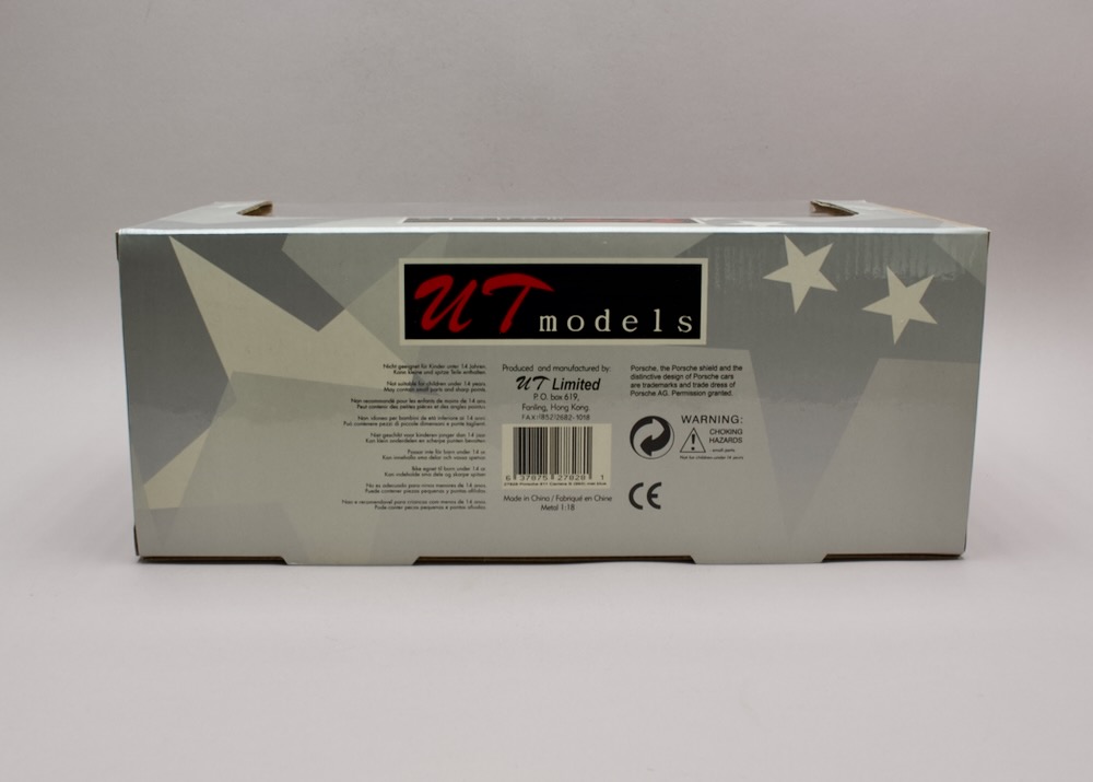Zadní strana balení modelu Porsche 911 Carrera S 993 1:18 UT Models s licenčním označením Porsche