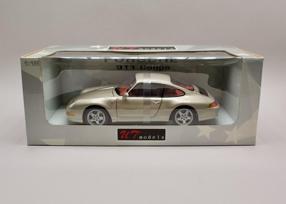 Porsche 911 (993) Coupé zlatá metalíza 1:18 UT Models 27803 – licencovaný diecast model v originálním balení