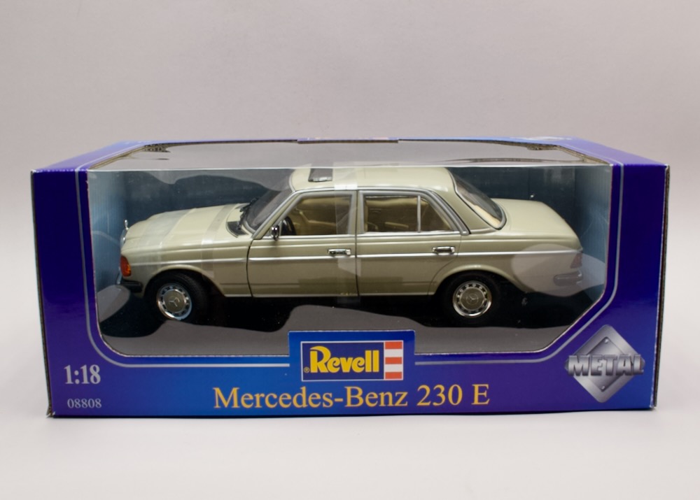 Mercedes-Benz 230 E W123 šedohnědá 1:18 Revell 08808 – zapáskovaný model v originálním balení