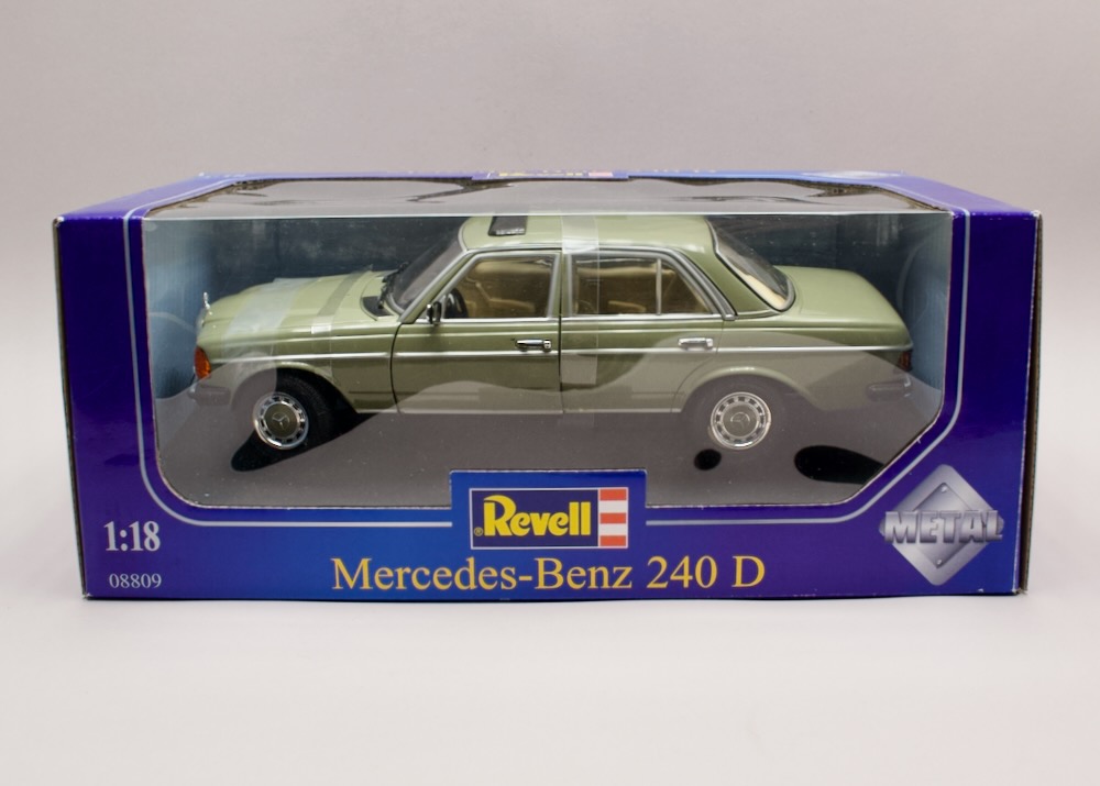 Mercedes-Benz 240 D W123 hnědá 1:18 Revell 08809 – zapáskovaný model v originálním balení