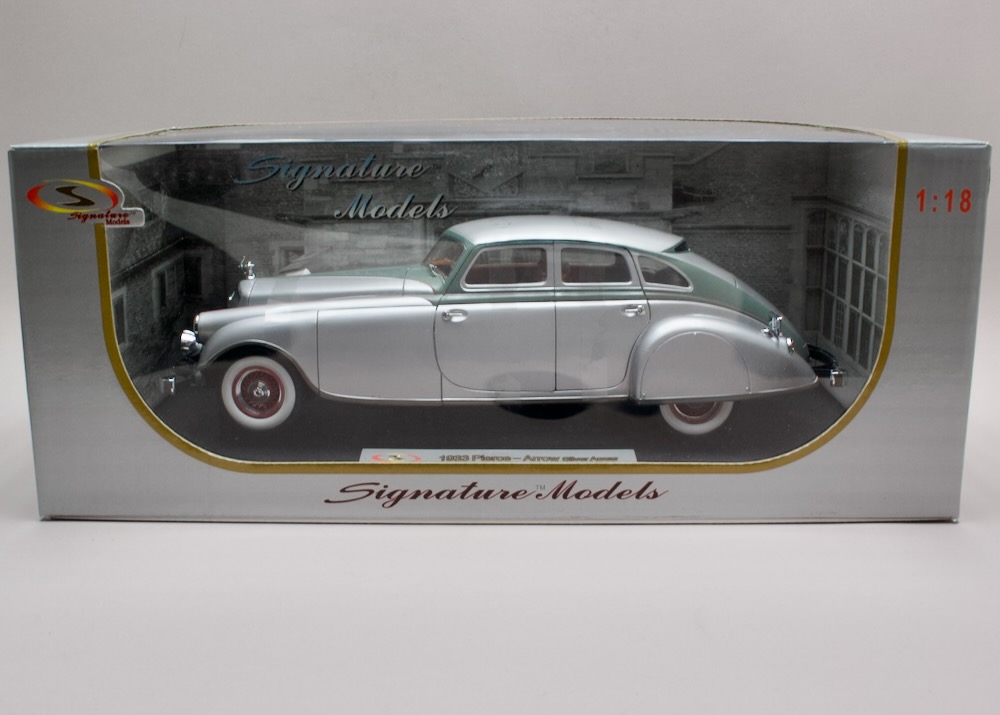 Pierce-Arrow Silver Arrow 1933 1:18 Signature Models 18136 – zapáskovaný sběratelský model v originálním balení