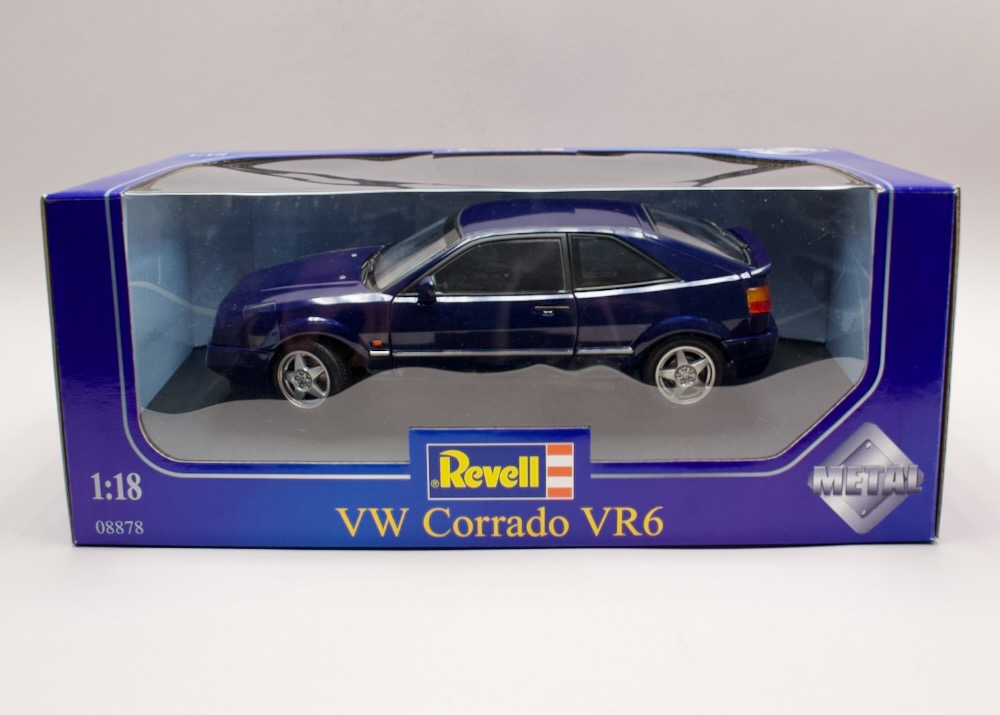 VW Corrado VR6 tmavě modrá 1:18 Revell 08878 – model v originálním balení
