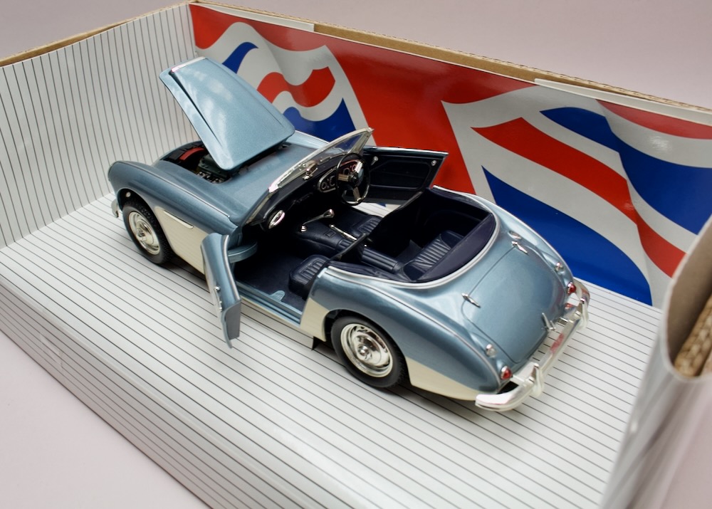 Interiér a zadní část modelu Austin-Healey 100-Six 1956 1:18 Ertl