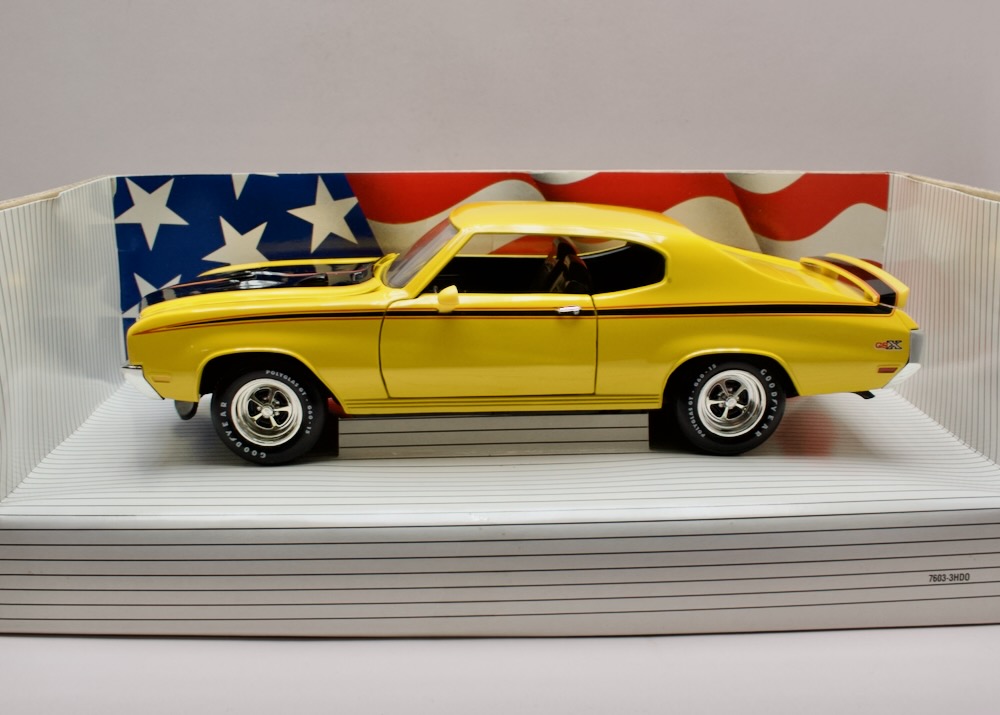 Žlutý Buick GSX 1970 Ertl American Muscle 1:18 s černými pruhy