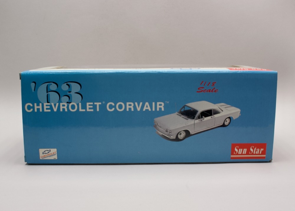 Boční strana krabice Chevrolet Corvair 1963 Classic Models 1:18 Sun Star