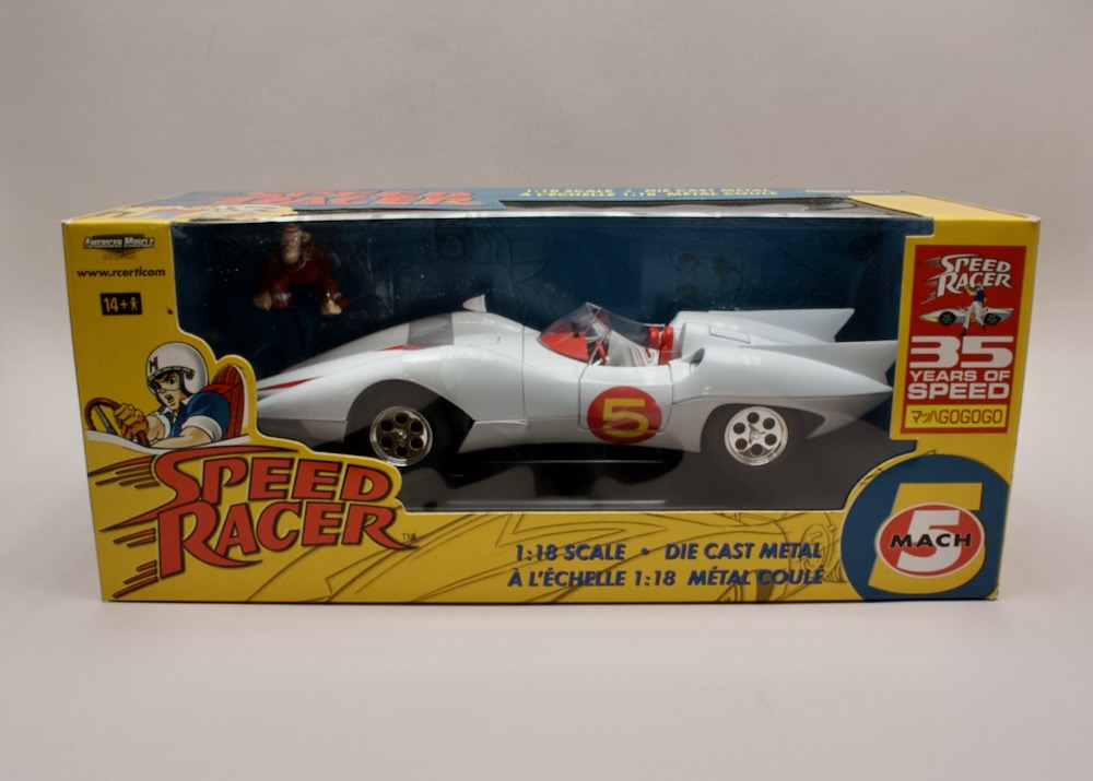 Mach 5 Speed Racer 1:18 American Muscle Ertl 33141 – zapáskovaný model s figurkou v originálním balení