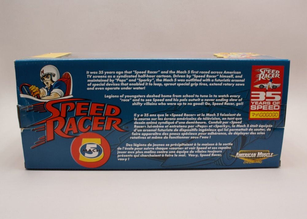 Boční strana krabice modelu Mach 5 Speed Racer 1:18 American Muscle Ertl s edicí 35 Years of Speed