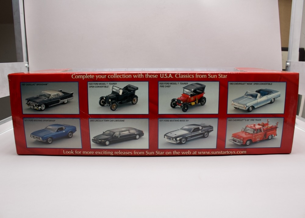 Boční strana krabice modelu Lincoln Town Car Limousine 2003 1:18