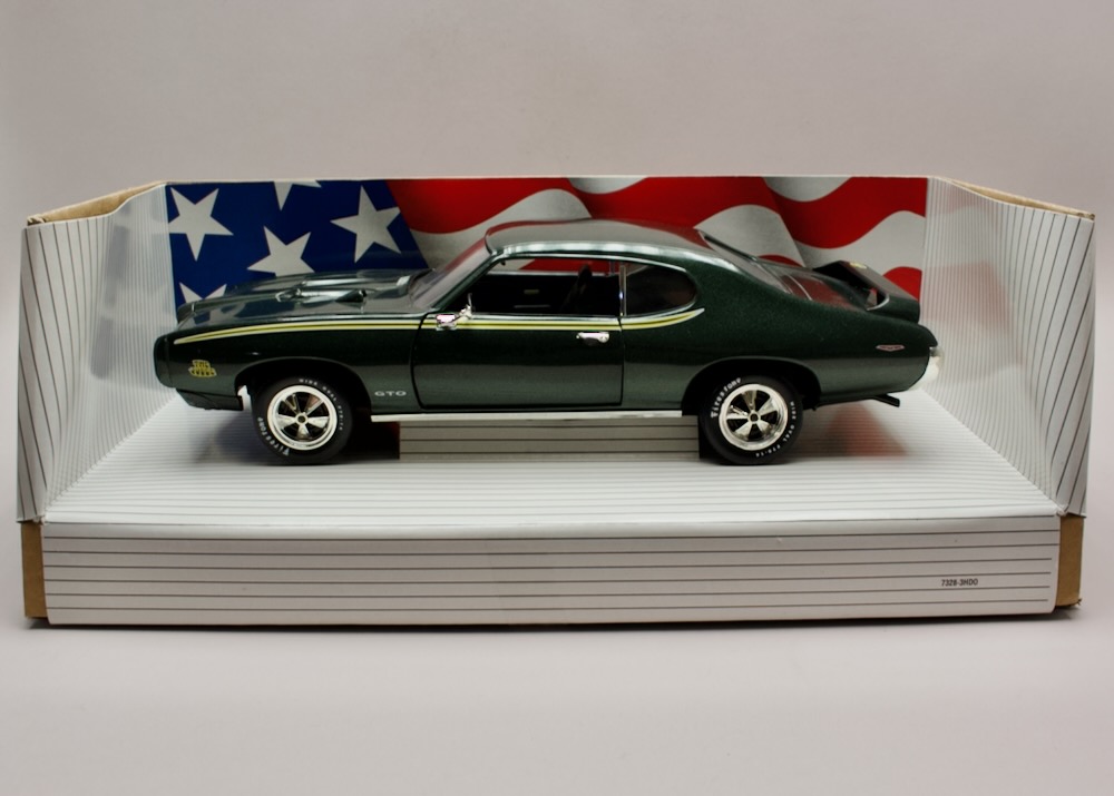 Pontiac GTO Judge 1969 Ertl 7328 v tmavě zeleném provedení Midnight Green