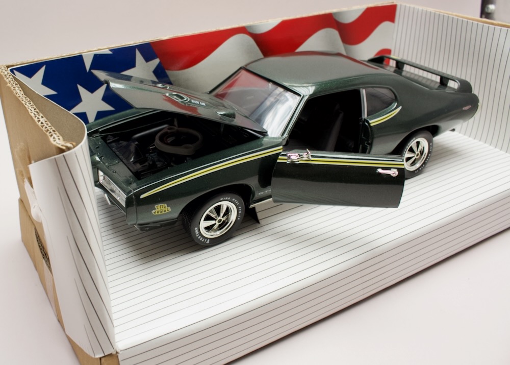Detail otevřené kapoty a dveří modelu Pontiac GTO Judge 1969 Ertl