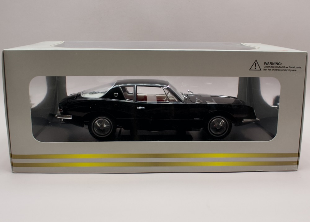 Boční pohled na model Studebaker Avanti 1963 1:18 Signature Models v originální krabici