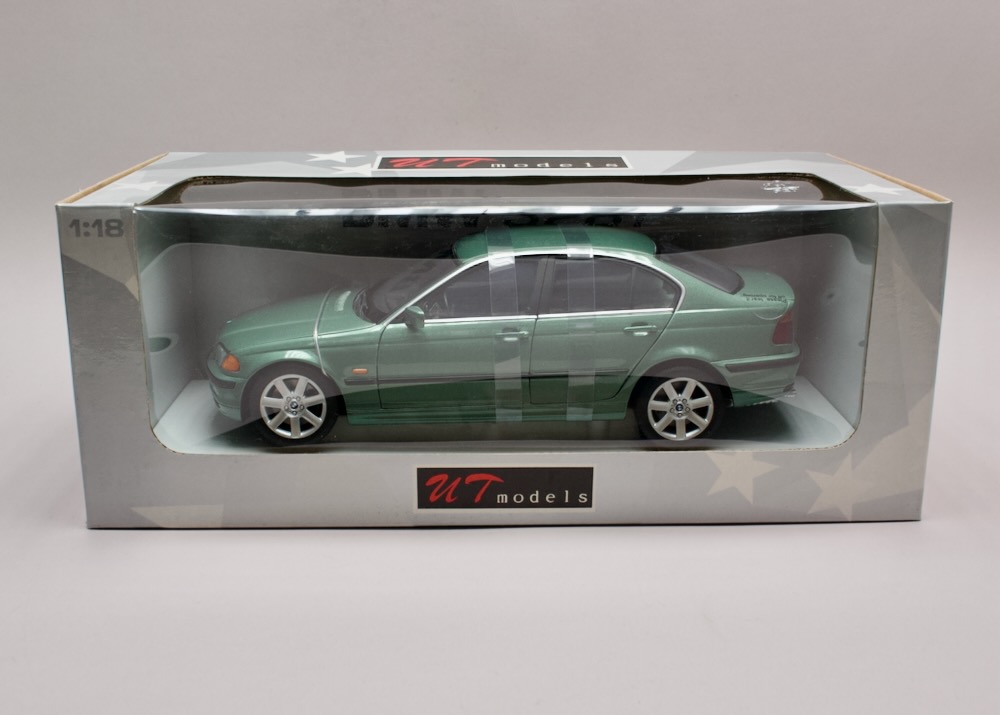 BMW E46 328i Saloon 6 Cylinder 1:18 UT Models 20513 – zelená metalíza, zapáskovaný