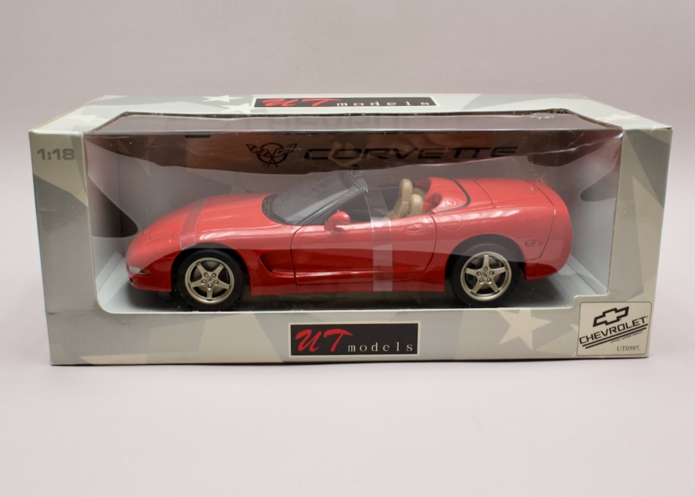 Chevrolet Corvette C5 Convertible 1999 1:18 UT Models 21006 – červená, zapáskovaný