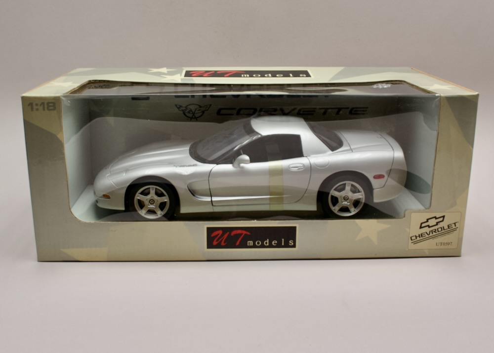 Chevrolet Corvette C5 Hardtop 1998 1:18 UT Models 21043 – stříbrná metalíza, zapáskovaný