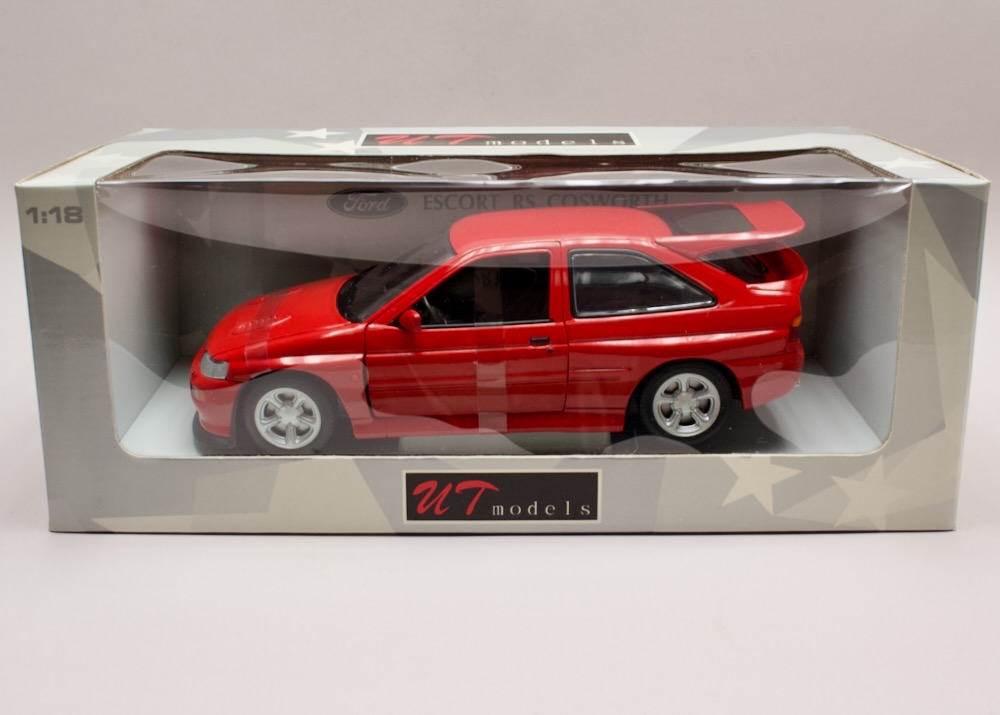 Ford Escort RS Cosworth 1:18 UT Models 180082102 – červený, zapáskovaný, nevybalený, na některých místech drobné krupičky v laku.