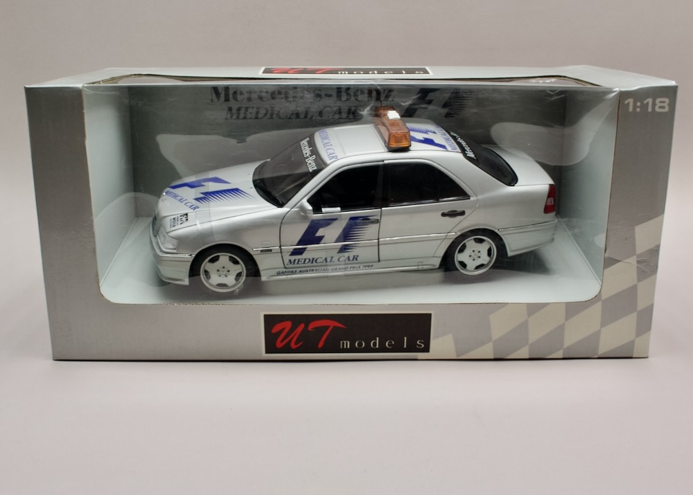 Mercedes-Benz C-Class AMG Medical Car F1 1997 1:18 UT Models – stříbrná metalíza, zapáskovaný