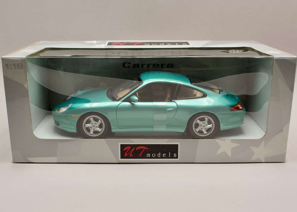 Porsche 911 (996) Carrera Coupé 1:18 UT Models 27901 – zelená metalíza, nevybalený